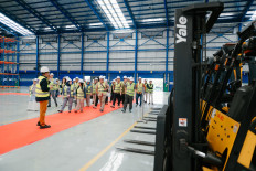 Guests visit the Marunda Flow Center during its launch ceremony at KBN Marunda Industrial Estate in North Jakarta, on Tuesday, May 13. Supply chain specialist APL Logistics operates the 32,000 square meter distribution facility. 