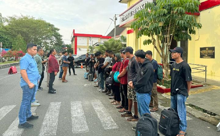 Police officers brief intercepted illegal migrant workers who were about to be trafficked to Malaysia at the North Sumatra Police headquarters in Medan on Sunday, May 18. The police arrested three agents who were to transport 26 migrant workers to Malaysia onboard a tongkang wooden boat. 