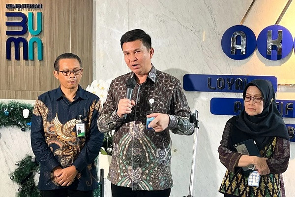 Media spotlight: President director of national flag carrier Garuda Indonesia, Wamildan Tsani Panjaitan (center), talks to the media during a press conference in Jakarta on Jan. 2, 2025.

