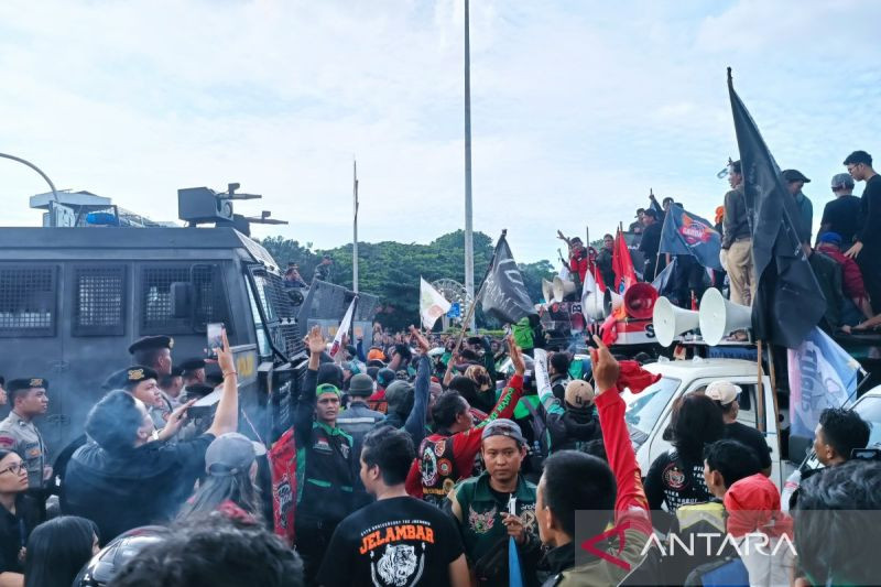 Ratusan pengemudi atas permintaan menuntut upah yang lebih tinggi pada protes Jakarta – Ekonomi