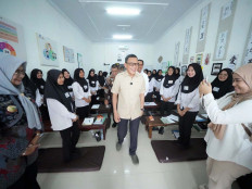 Migrant Workers Protection Minister Abdul Kadir Karding walks among students  on May 15, 2025. while visiting the JIEMA Vocational Training Center (LPK) in Lampung. Karding warned prospective workers to avoid cheap labor schemes that use the internship scheme as a disguise.