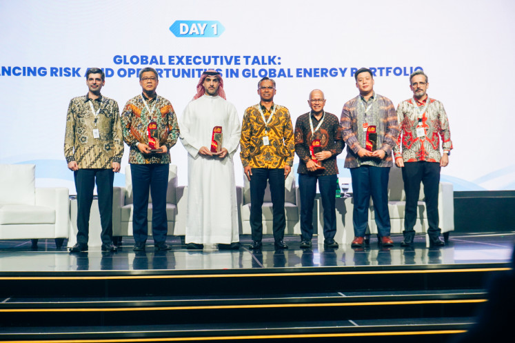 Yuzaini Yusof, president director and country chairman of Petronas Indonesia (center), stands alongside global energy leaders and experts during the “Global Executive Talk: Balancing Risk and Opportunities in Global Energy Portfolio” discussion session at the Indonesia Petroleum Association Convention & Exhibition (IPA Convex) in ICE BSD City, Tangerang, Banten, on May 20, 2025.