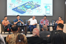 PT PLN vice president of product development and commercialization Rudiana Nurhadian (second left) delivers a presentation on PLN’s efforts to accelerate the development of EV battery charging stations nationwide during the South Korea RE Invest Indonesia 2025. Also in attendance at the session (From left to right) were Tenggara Strategics executive director Riyadi Suparno, Indonesian Automotive Industries Association (Gaikindo) secretary general Kukuh Kumara, PT Chery Sales Indonesia (Jaecoo Indonesia) head of marketing Mohammad Ilham Pratama, and Enhancing Readiness for the Transition to Electric Vehicles (ENTREV) project coordinator Mr. Eko Adji Buwono. (Courtesy of Tenggara Strategics).