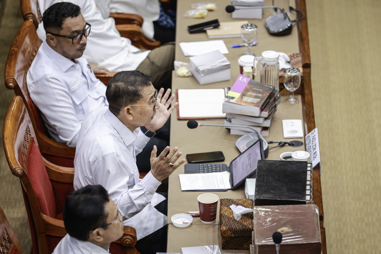 Culture Minister Fadli Zon (center), accompanied by his deputy Giring Ganesha (top), delivers a presentation during a working meeting with House of Representatives Commission X in Senayan, Jakarta, on May 26. The meeting was centered on the ministry’s plan to rewrite the nation's history.
