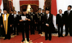 Soeharto announces his resignation as president of Indonesia at the Merdeka Palace in Jakarta on May 21, 1998.