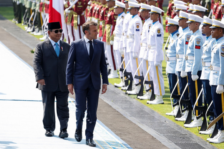 President Prabowo Subianto (left) and French President Emmanuel Macron inspect an honor guard on May 28, 2025, during a ceremony to welcome the European leader’s visit at Merdeka Palace in Central Jakarta.