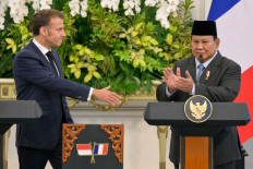 France's President Emmanuel Macron (L) and President Prabowo Subianto attend a press conference at Merdeka Palace in Jakarta on May 28, 2025. 