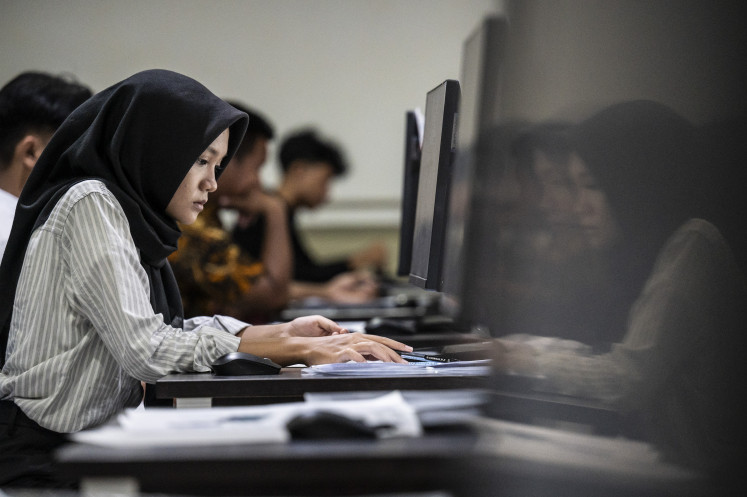 A participant takes the 2025 Computer-Based Written Exam for the National Selection Based on Test (UTBK-SNBT) at Diponegoro University (UNDIP), Tembalang, Semarang, Central Java, on April 30, 2025