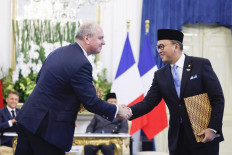 Newly appointed CEO of Eramet S.A. mining company Paulo Castellari (L) shakes hands with state-asset fund Danantara CEO and Investment and Downstreaming Minister Rosan Roeslani after signing an agreement at Merdeka Palace in Jakarta on May 28, 2025.
