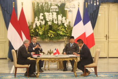 Aryo Djojohadikusumo (right), chairman of the Indonesian Equestrian Sports Association (Pordasi), and Jean-Roch Gaillet, director general of the French Horse and Riding Institute (IFCE), sign a bilateral agreement on equestrian sports development on May 29, 2025, at the State Palace in Gambir, Central Jakarta, as witnessed by President Prabowo Subianto (second right) and French President Emmanuel Macron. (Courtesy of Pordasi)