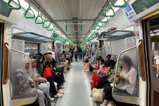 Passengers take the Commuter Line Bogor commuter train on board the new Chinese-made electric railcar train on Sunday, June 1. Commuter Line train operator PT Kereta Commuter Indonesia started the operation of two new trains for Commuter Line Bogor and one train for Commuter Line Cikarang. 