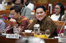 Erick Thohir (right), chief of the Soccer Association of Indonesia (PSSI), sits next to Deputy Youth and Sports Minister Taufiq Hidayat in this undated photo file. 