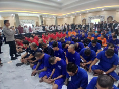 Suspected street criminals sit before a police officer at the Central Java Police headquarters on May 3. A total of 916 people were arrested during a province-wide operation targeting gangs, rogue mass organizations and street crime, conducted from May 12 to 31.