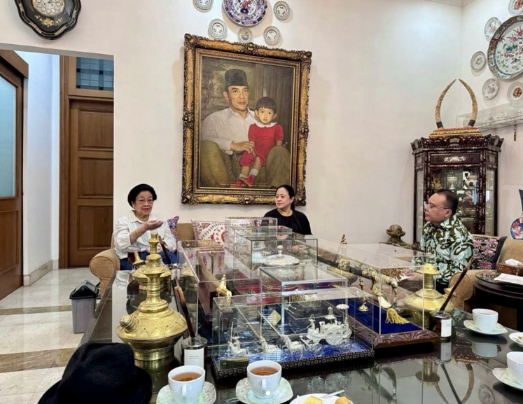 The Indonesian Democratic Party of Struggle (PDI-P) chairwoman Megawati Soekarnoputri (left) talks with House Speaker Puan Maharani of the PDI-P and Deputy House Speaker Sufmi Dasco Ahmad of Gerindra Party at her residence in Menteng, Central Jakarta, in this undated photo.