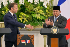 France's President Emmanuel Macron (L) and President Prabowo Subianto attend a press conference at Merdeka Palace in Jakarta on May 28, 2025. 