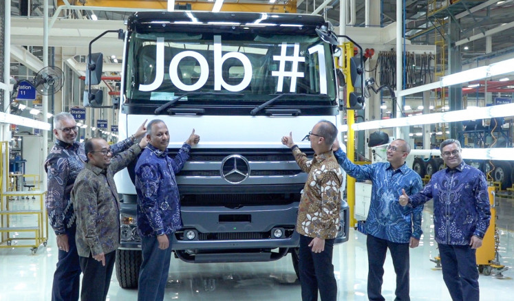 Industry Minister Agus Gumiwang Kartasasmita (third from right) attends the opening ceremony of PT Daimler Commercial Vehicles Manufacturing Indonesia’s (DCVMI) new factory in Cikarang, West Java, on June 10.