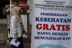 A health worker measures the height of a women participating in the free birthday health screening program at a community health center (Puskesmas) in Serang, Banten, on May 15, 2025. 