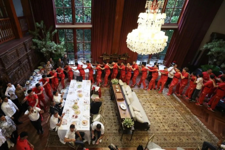 All smiles: President Prabowo Subianto and the Indonesian men’s soccer team players sing together before their lunch at the head of state’s private residence on Jl. Kertanegara, South Jakarta, on June 6.