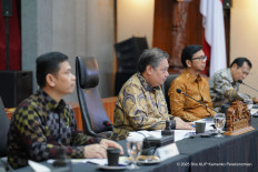 Trade boost: Coordinating Economic Minister Airlangga Hartarto briefs media and business representatives on the Indonesia-EU Comprehensive Economic Partnership Agreement (I-EU CEPA) negotiations on June 13 at his office in Jakarta. 