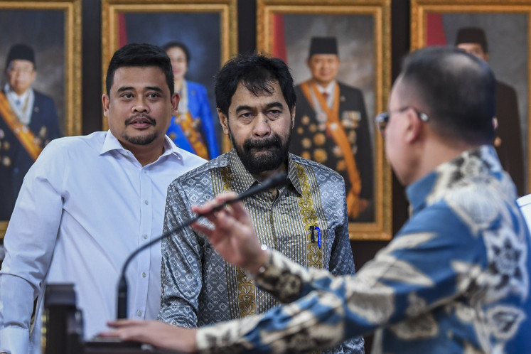 North Sumatra Governor Bobby Nasution (left) and Aceh Governor Muzakir Manaf gesture on Tuesday at the Presidential Office in Jakarta following a video conference meeting with President Prabowo Subianto. The meeting decided that four disputed islands along the border between the two provinces now belong to Aceh.