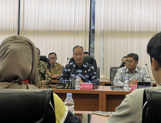 Industry Minister Agus Gumiwang Kartasasmita speaks during a press conference at the ministry's offices in Jakarta on Feb. 26, 2025.