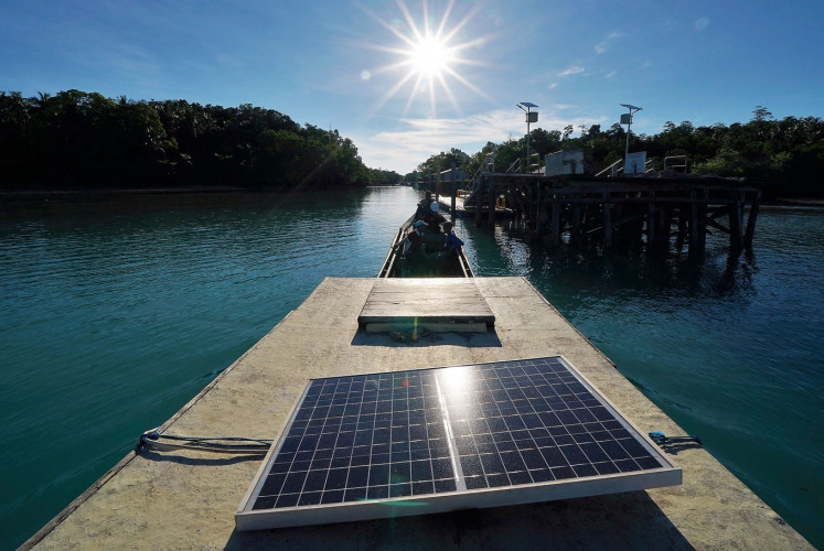 Useful heat: Fishermen use a solar power cooling system in Maratua, Berau and East Kalimantan.