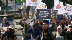 State of emergency: Hundreds of indigenous residents gather at Tugu Simpang Lima in Bengkulu City on June 5, calling on the Bengkulu administration to address the ongoing sea transportation crisis on Enggano Island.