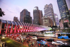 A pedestrian bridge across Jl. Sudirman in Central Jakarta is bathed in pink light in this file photo. 