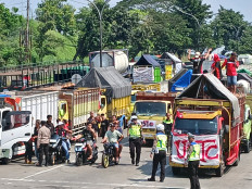 Thousands of truck drivers park their vehicles along Siliwangi Street in Semarang, Central Java, on June 23 to protest against the government’s planned crackdown on oversized and overloaded trucks. 