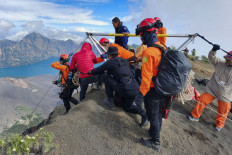 This handout photo, taken on June 23, 2025, by the National Search and Rescue Agency (Basarnas), shows rescue workers attempting to evacuate Juliana Marins, a Brazilian national who fell into a ravine on Mount Rinjani, Lombok Island, West Nusa Tenggara, after going missing on June 21. 