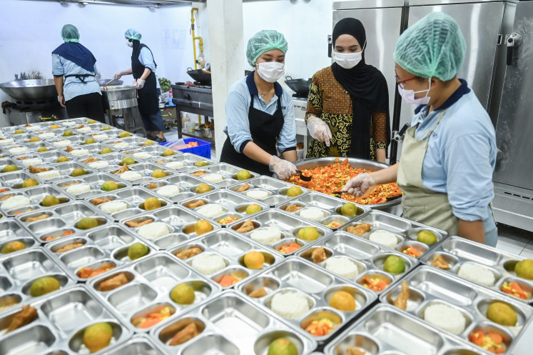 Careful preparation: Officers prepare free meal packages on June 25 at the Nutrition Fulfillment Service Unit (SPPG) in Palmerah, Jakarta. The National Nutrition Agency (BGN) emphasized that there has never been a policy to distribute raw ingredients or snacks as part of the program.