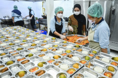 Officers prepare free meals on Wednesday at a Nutrition Fulfillment Service Unit (SPPG) in Palmerah, Jakarta. The National Nutrition Agency (BGN) emphasized that there had never been a policy to distribute raw ingredients or snacks as part of the program.