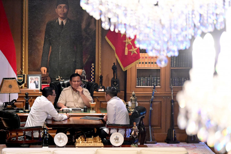 President Prabowo Subianto (center) talks on the phone with South Korean President Lee Jae-myung on Monday while accompanied by Foreign Minister Sugiono (left) and Cabinet Secretary Teddy Indra Wijaya (right) at his private residence in Hambalang, Bogor regency, West Java. During the call, both leaders agreed to bolster ties between Indonesia and South Korea.