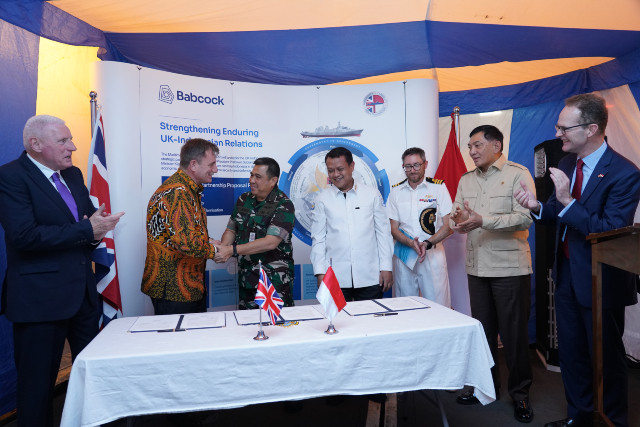 Strategic partnership: The Defense Ministry's Defense Facility Agency head Air Marshal Yusuf Jauhari (third left) shakes hands on Thursday with Babcock International managing director of business growth and AUKUS, Mark Goldsack (second left), after the signing of a Letter of Intent (LoI) on the Maritime Partnership Program while aboard the HMS Richmond at Tanjung Priok Port in North Jakarta. The LoI linking maritime defense with food security was also signed by the Maritime Affairs and Fisheries Ministry secretary general Comr. Gen. Rudy Heriyanto Adi Nugroho and was witnessed by British Minister of State for Defense Vernon Coaker (left), HMS Richmond commanding officer Cmdr. Richard Kemp (third right), Defense Minister Sjafrie Sjamsoeddin (second right) and British Ambassador to Jakarta Dominic Jermey.  