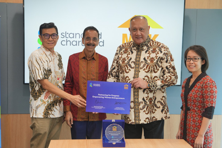 (left to right) Chrismanto Saragih, Risk Director of PT Mitra Bisnis Keluarga Ventura, Shafiq Dhanani, President Director and Founder of PT Mitra Bisnis Keluarga Ventura, Donny Donosepoetro OBE, CEO, Standard Chartered Indonesia, and Ervin Alfian, Head of Financial Institutions, Standard Chartered Indonesia
