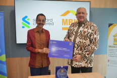 Shafiq Dhanani, President Director and Founder of PT Mitra Bisnis Keluarga Ventura, and Donny Donosepoetro OBE, CEO, Standard Chartered Indonesia.