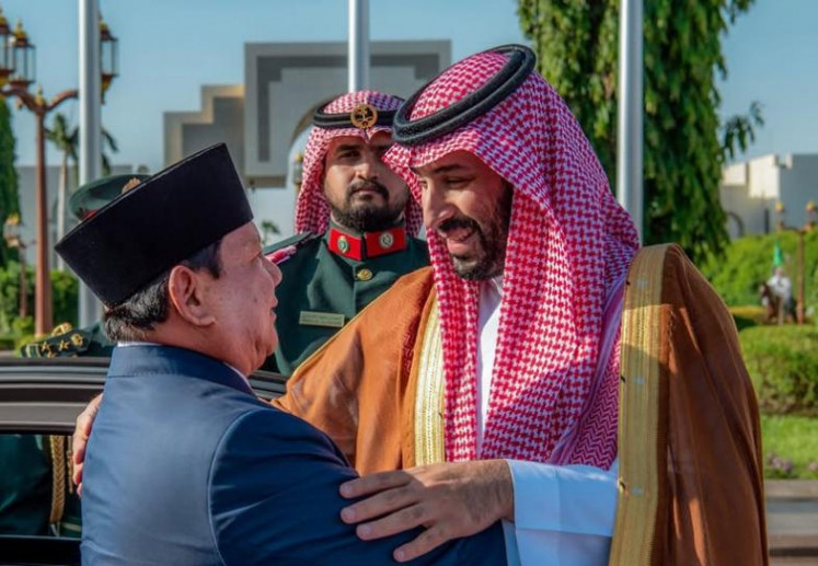 President Prabowo Subianto (left) and Saudi Arabia’s Crown Prince Muhammad bin Salman embrace in Jeddah on July 3, 2025, the final day of the Indonesian leader’s three-day state visit to the Gulf kingdom.