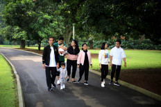 Former President Joko “Jokowi“ Widodo (left) and First Lady Iriana Joko Widodo (center) stroll around the Bogor Presidential Palace in West Java accompanied by son Gibran Rakabuming Raka and his wife Selvi Ananda, their son Jan Ethes, as well as their daughter Kahiyang Ayu and her husband Bobby Afif Nasution and their daughter Sedah Mirah on Dec. 8, 2018. 