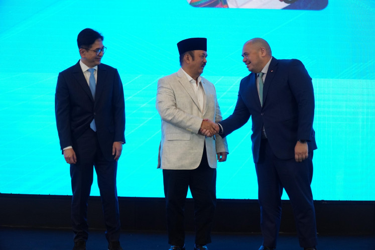 National Development Planning Minister/National Development Planning Agency (Bappenas) head Rachmat Pambudy (center) shakes hands with the Indonesian Fintech Associaiton (Aftech) chairman Pandu Sjahrir (right) on Friday while chairman of the Aftech supervisory board Arsjad Rasjid look on in Jakarta. Bappenas and Aftech launched the Digital × Real Sector Launchpad to push for digital transformation.