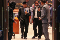 Candidate for Indonesian ambassador to the United States Indroyono Soesilo (second left) exits the room on Saturday after his confirmation hearing by House of Representatives Commission I overseeing foreign affairs and defense at the legislative complex in Senayan, Jakarta.