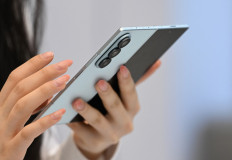 Samsung unveils slimmed-down foldable smartphone