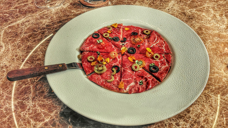 Slices of indulgence: Chef Akira Back’s all-time favorite, the AB Wagyu Pizza, features raw wagyu layered on a crisp tortilla, finished with a whisper of truffle oil. Light yet indulgent, the dish is crafted to satisfy while leaving diners wanting more. JP/Sylviana Hamdani