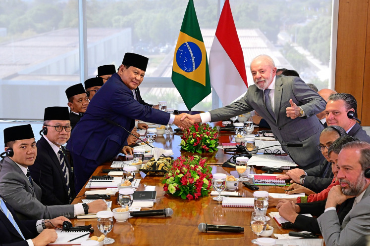 Growing partnership: President Prabowo Subianto (left) shakes hands with his Brazilian counterpart Luiz Inácio Lula da Silva on Wednesday during the bilateral meeting between both countries' delegations at the Planalto Presidential Palace in Brasilia. Among members of the Indonesian delegation are (from left to right) Cabinet Secretary Teddy Indra Wijaya, Coordinating Food Minister Zulkifli Hasan and Energy and Mineral Resources Minister Bahlil Lahadalia.