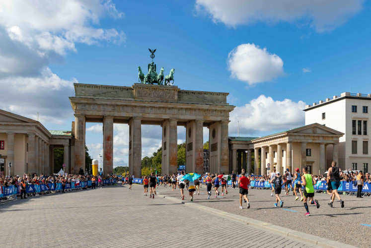 Runners pass through the iconic Brandenburg Gate in Berlin, which hosts one of the World Marathon Majors that make up the Six Star Medal.