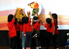 Interactive nutrition education: A preschool teacher introduces children to the “Isi Piringku” (My Plate) program at Batu City Hall, East Java. The program, supported by the Batu city administration and Danone Indonesia, aims to promote balanced nutrition and help prevent childhood stunting, a critical public health issue highlighted in the call for a national nutrition resilience protocol. 