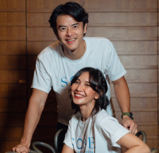 Looping love: Sheila Dara (seated) stars as the titular protagonist in Yandy Laurens’s ‘Sore: Istri dari Masa Depan’ (‘Sore: Wife from the future’), alongside Dion Wiyoko as her husband Jonathan. Courtesy of Cerita Films