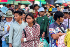 Cambodian people queue to cross the closed Khlong Luek Border Checkpoint after the Thai military closed border crossings into Cambodia to almost all travelers, including tourists and traders, citing security concerns as tensions simmer over a long-standing border dispute, in Sa Kaeo province, Thailand, June 24, 2025.