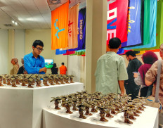 Colonial roots: Visitors ponder 'Long Hanging Fruits’ by Elia Nurvista, an installation reflecting on the exploitative legacy of oil palm trees, introduced to Indonesia by the Dutch in 1848.
JP/Sylviana Hamdani