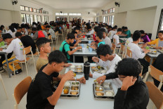 Learning new ways: Students at Sekolah Rakyat 17 senior high school in Surakarta, Central Java, share a meal together in the school’s dining hall. 