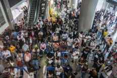 People wait to donate blood, following the Thai Red Cross's nationwide call for donations, after Thailand and Cambodia exchanged heavy artillery amid their worst fighting in more than a decade, in Bangkok, Thailand, July 25, 2025. 